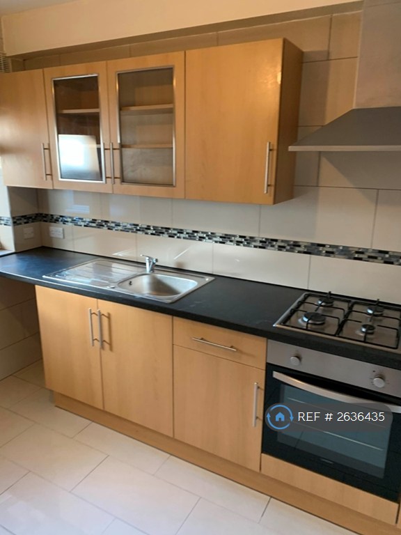 1 bedroom flat in Kings Road, London, E6 (1 bed) (#2636435)