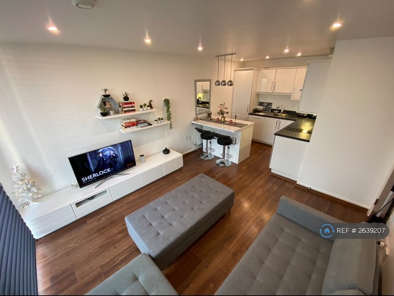 1 bedroom flat in Burgoyne House, Brentford, TW8 (1 bed) (#2639207)