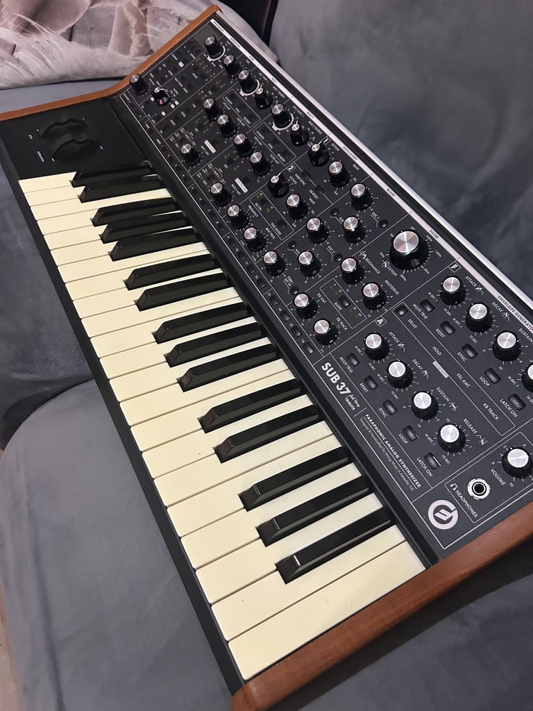 Moog sub 37 tribute edition 