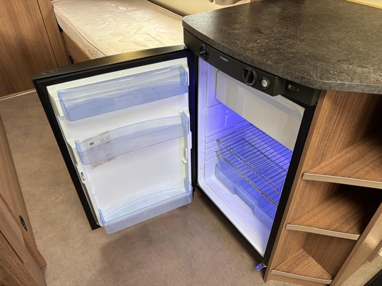 2019 Bailey Phoenix Vogue 642 SE Fixed Beds, End Washroom, 12 Months Warranty