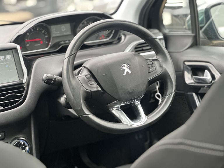 2014 Peugeot 208 1.2 VTi PureTech Style Euro 5 3dr HATCHBACK Petrol Manual