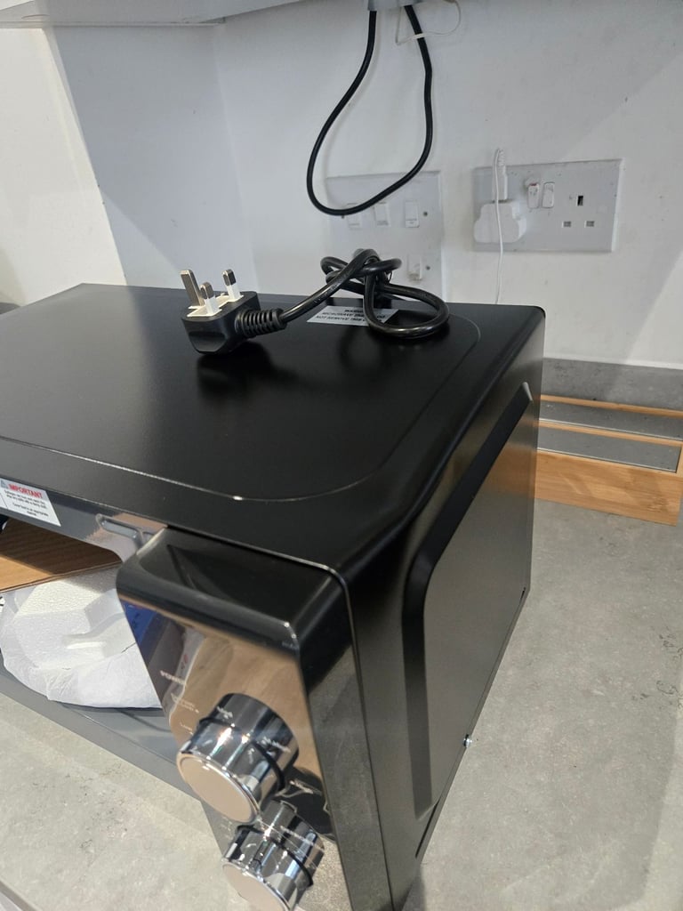 Brand new russell hobbs (rhm2060b) microwave with a small dent on the side (working perfectly)