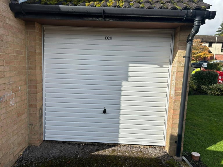 Garage/Parking/Storage to rent: Fleetham Gardens (adj. No 140) Reading RG6 4BY *NEW DOOR FITTED*