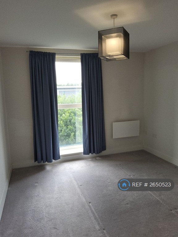 2 bedroom flat in Osprey House, Reading, RG2 (2 bed) (#2650523)