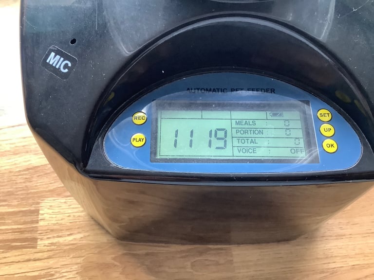 Automatic pet feeder