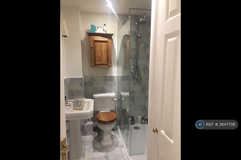 1 bedroom flat in Tonsley Heights, London, SW18 (1 bed) (#2647708)