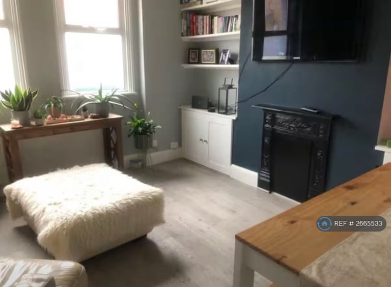 2 bedroom flat in Garratt Terrace, London, SW17 (2 bed) (#2665533)