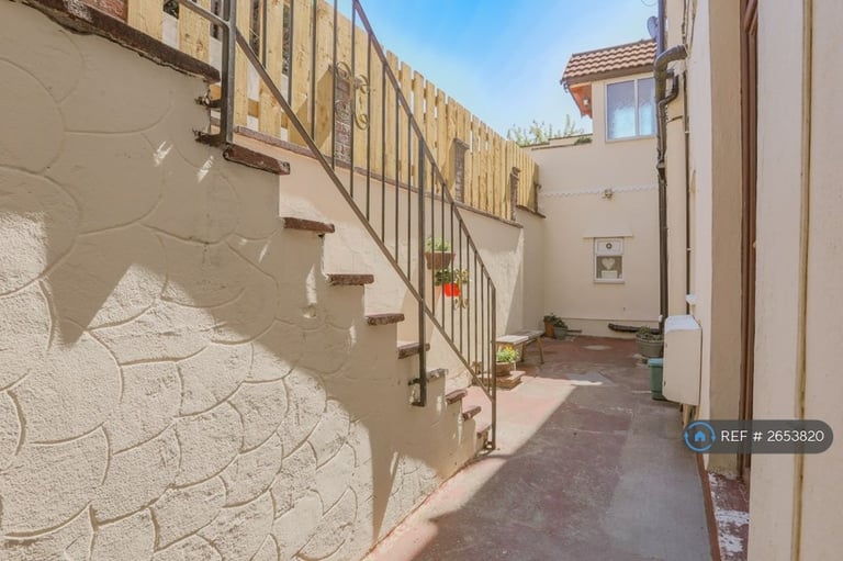 1 bedroom flat in Merthyr Road, Pontypridd, CF37 (1 bed) (#2653820)