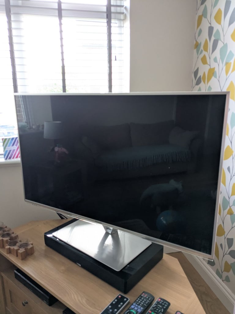 Panasonic Viera TX-L47ET61B 47" 3D 1080p HD LED Internet TV