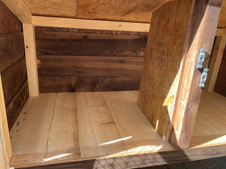 New Strong Rabbit/Guinea Pig Hutch With Sleeping Partition