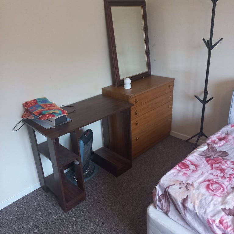 Large room for rent 