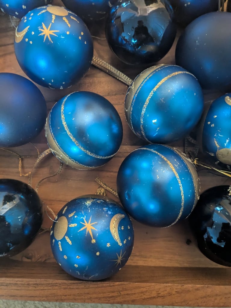 17 x baubles, blue and gold 