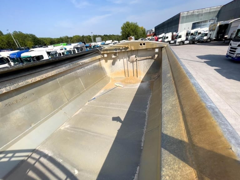 WILCOX INSULATED TIPPING TRAILER 