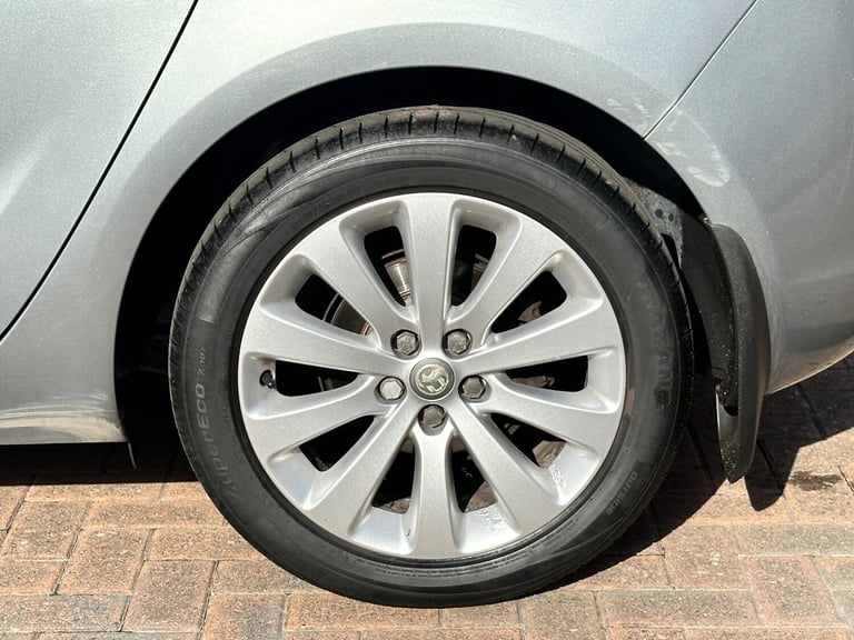 2011 Vauxhall Astra 1.4 16v Exclusiv Euro 5 5dr HATCHBACK Petrol Manual