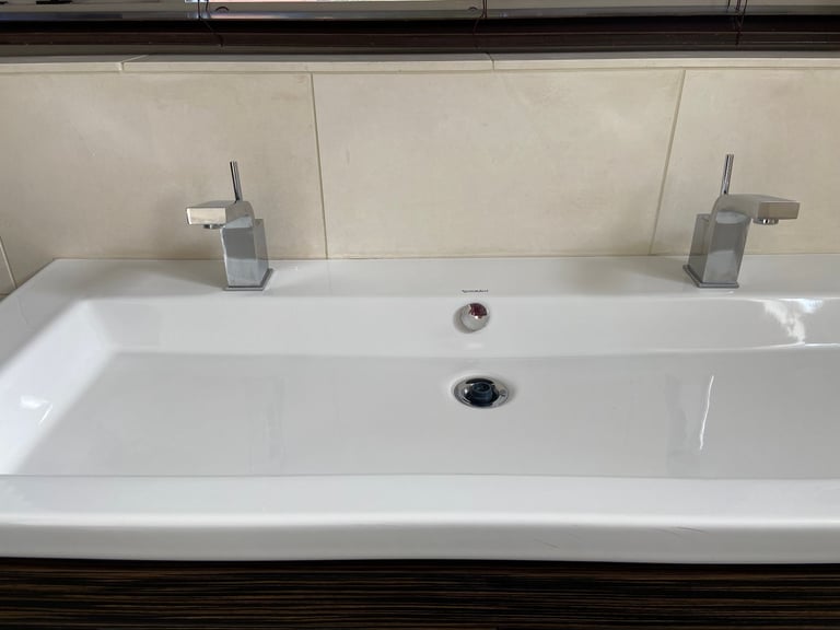 £250 0N0 DURAVIT DOUBLE ENDED BATH AND DOUBLE SINK CABINET SET SECOND HAND
