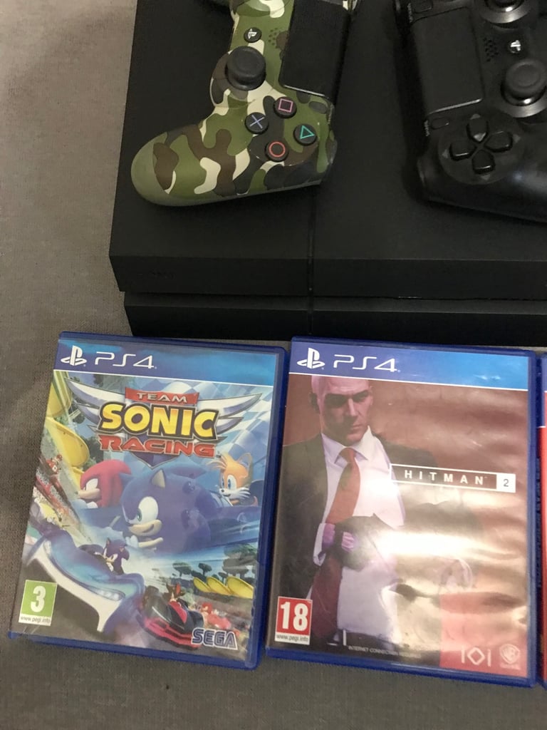 Sony Playstation 4 (PS4) console x2 controllers x5 games bundle