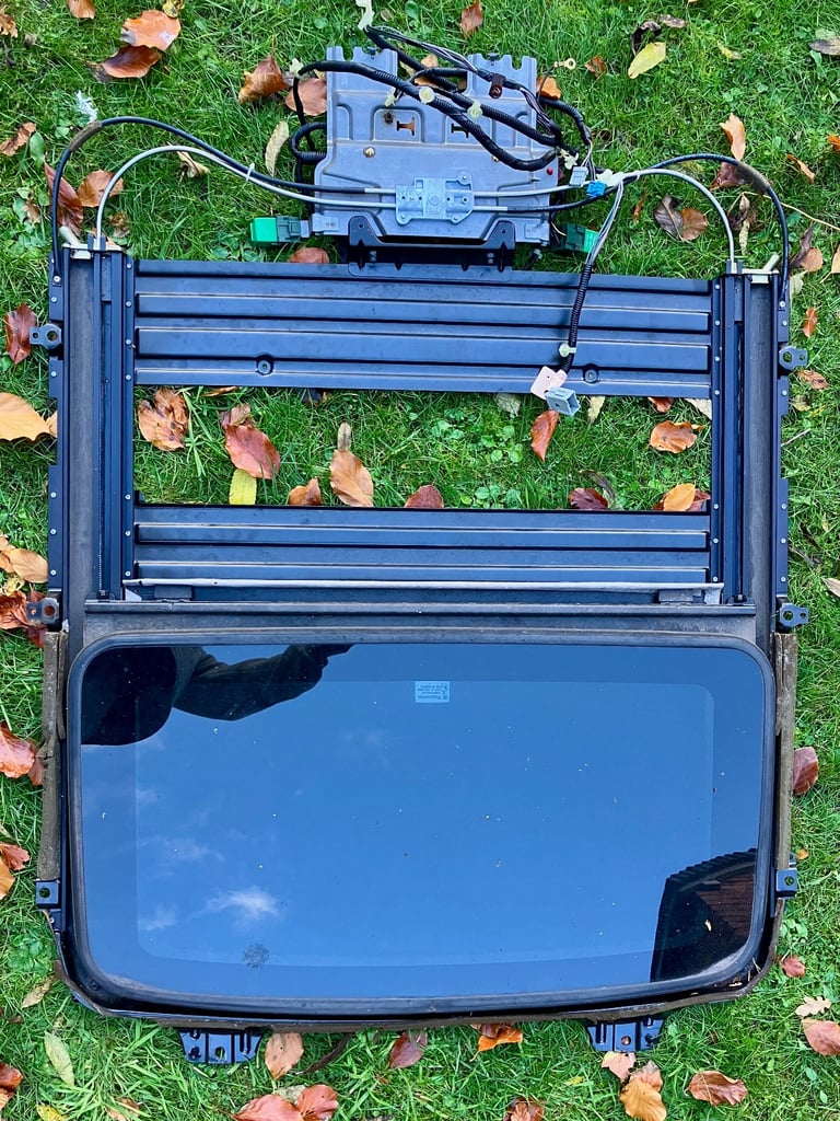 Excellent Complete Electric Sunroof Assembly – 2004 Rover 45 / MG ZS – GRID003618 & GRID003619