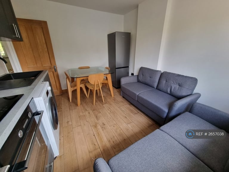 3 bedroom flat in The Ridgeway, London, W3 (3 bed) (#2657038)