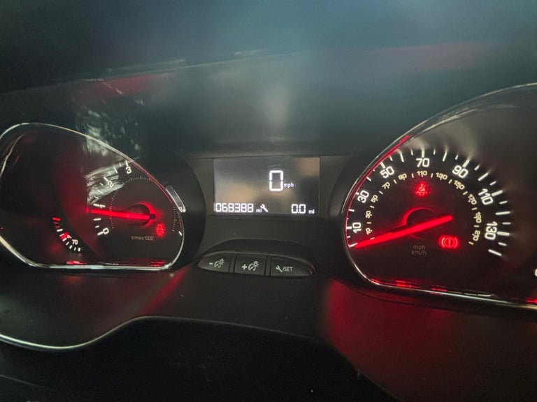 Peugeot 208 1.2cc ACTIVE 82 bhp good spec