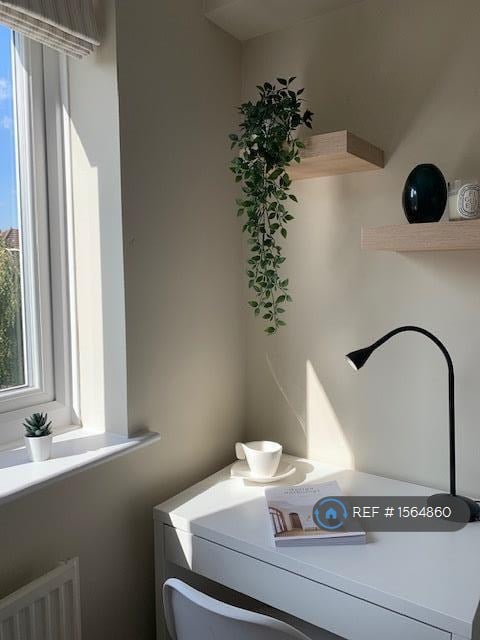 6 bedroom house in Nightingale Shott, Egham, TW20 (6 bed) (#1564860)