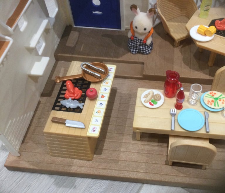 Sylvanian Families Seaside Restaurant with figures, furniture and lots of accessories 