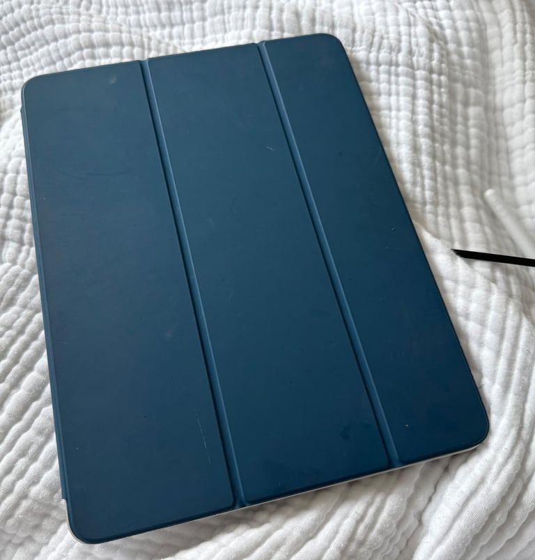 Apple iPad Pro 12.9-inch (6th gen) 256 GB + Magic Keyboard (UK white) + Apple Pencil 2 + cover ++