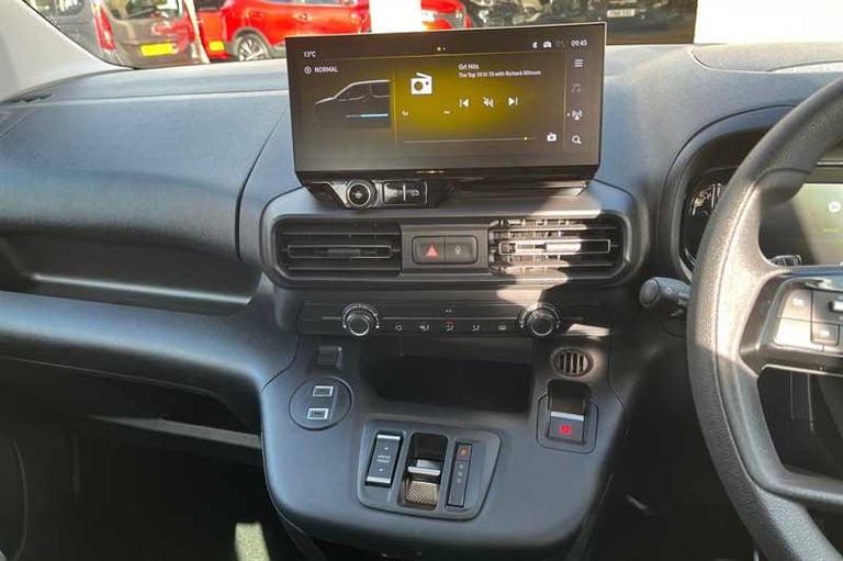 2025 Vauxhall Combo Life Electric 52kWh Design XL MPV 5dr Electric Auto (7.4kW Charger) (136 ps) ...