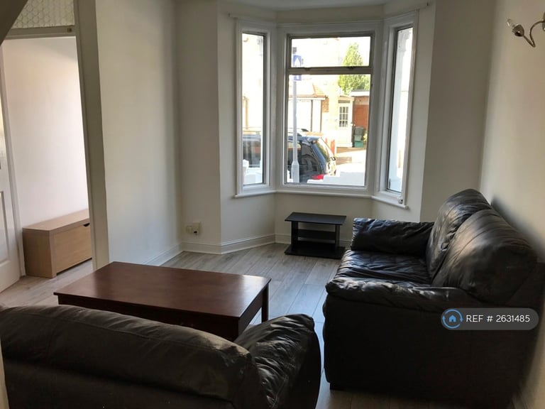 4 bedroom house in Chapel Road, Hounslow, TW3 (4 bed) (#2631485)