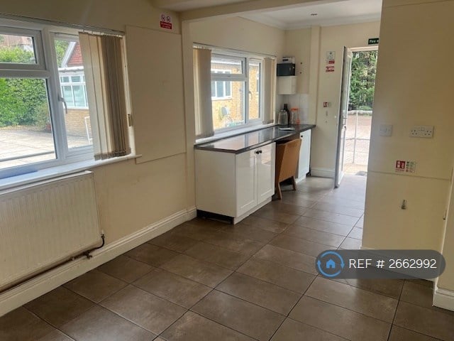 Studio flat in Bonehurst Road, Horley, RH6 (#2662992)