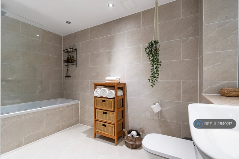 3 bedroom flat in Upper Clapton Road, London, E5 (3 bed) (#2649217)