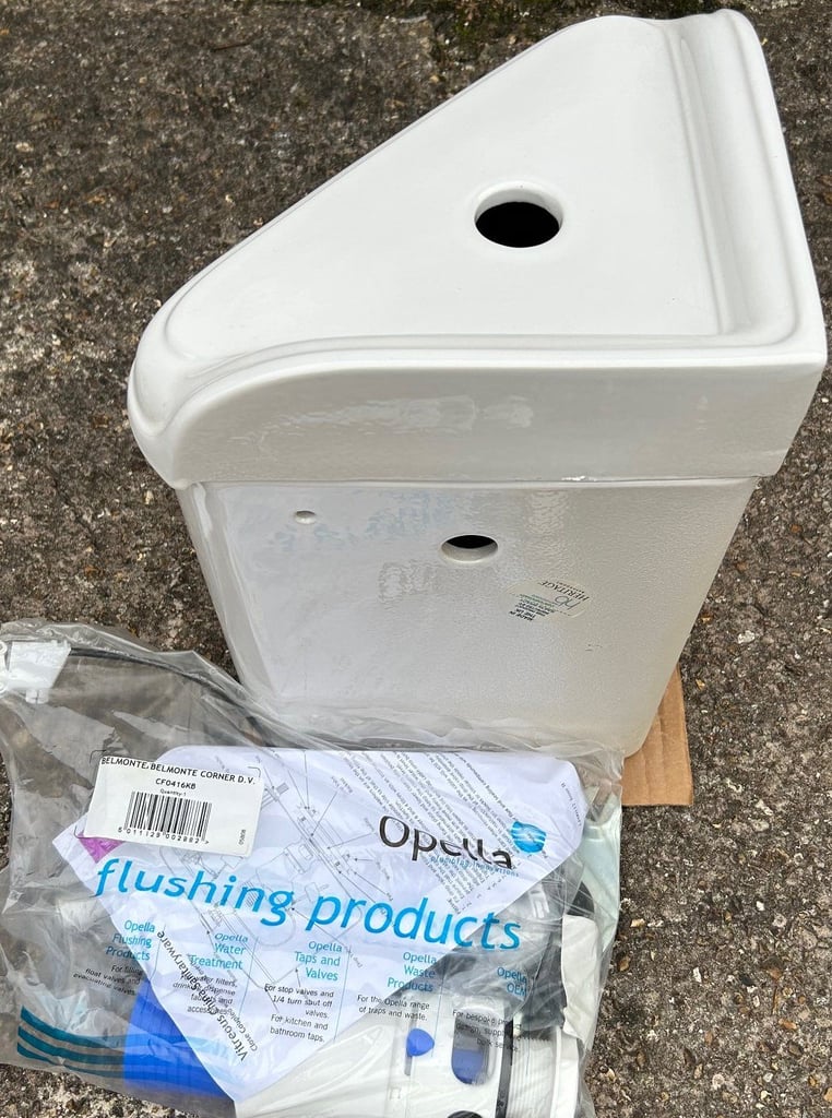 Heritage Corner Cistern complete with fittings