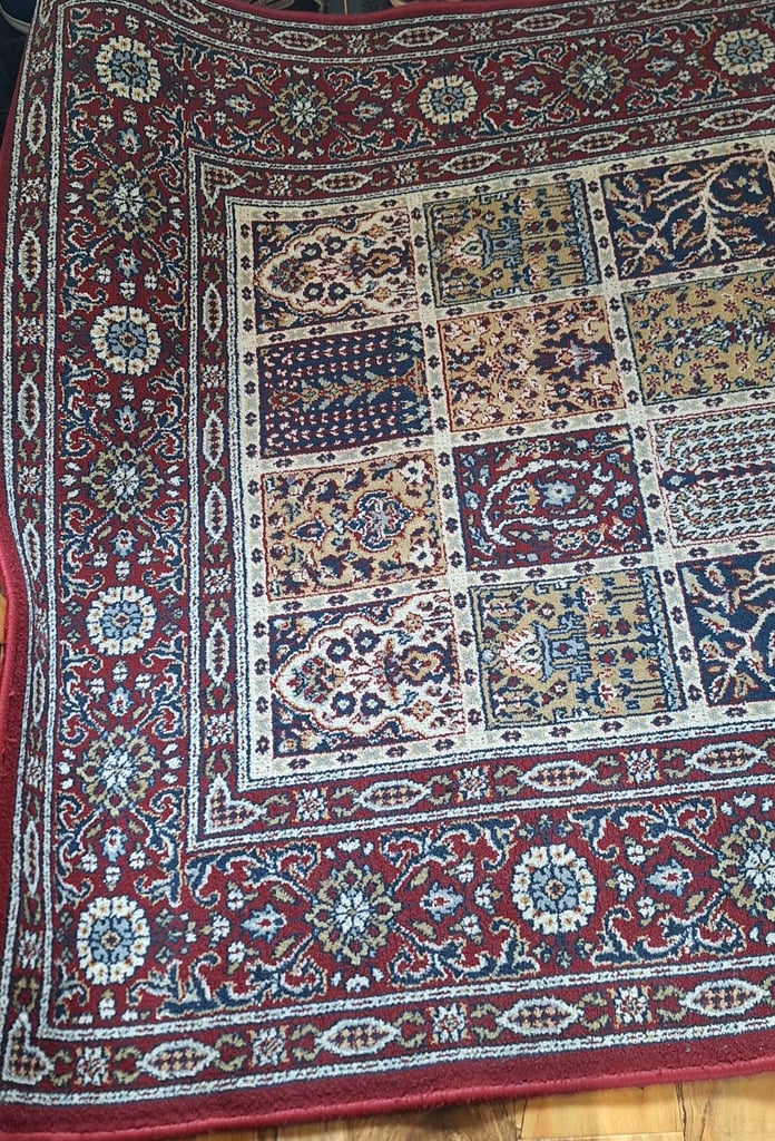 Egyptian style rug in good condition from free pets and smoke home 