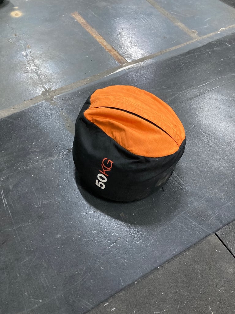 Strong man / CrossFit / sandbag 