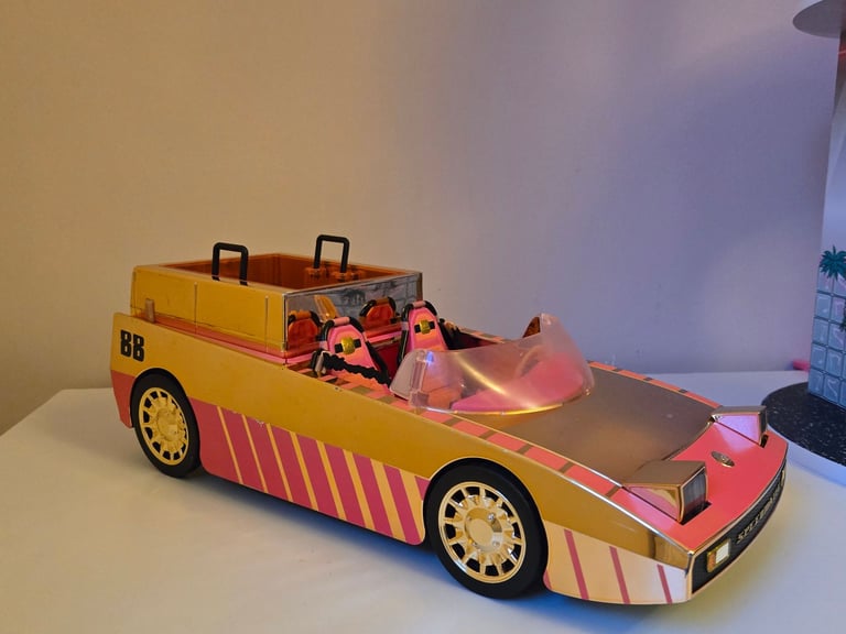 LOL Surprise! Fashion Dolls House of Surprises and LOL Surprise! Car-Pool Coupe