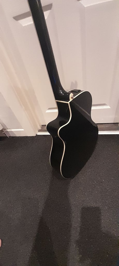 Yamaha APX500 electro acoustic guitar with hard case