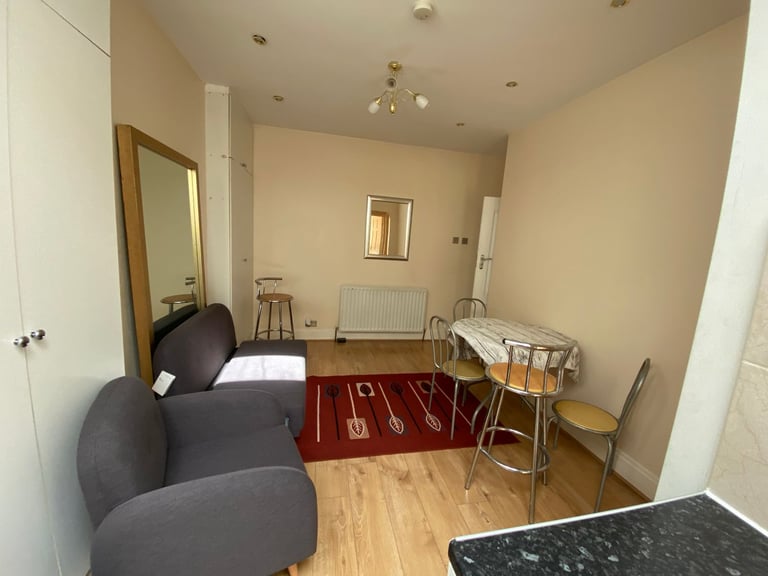 TWO DOUBLE BEDROOM GROUND FLOOR FLAT FURNISHED WITH GARDEN  NEAR KENTON STATION 