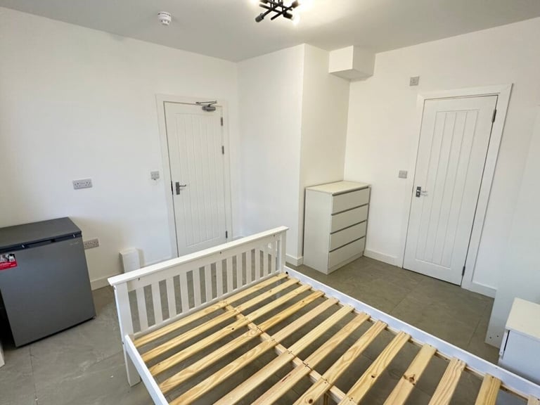 SELECTION OF BRAND NEW ENSUITE BEDSITS CARLYON AVENUE SOUTH HARROW HA2