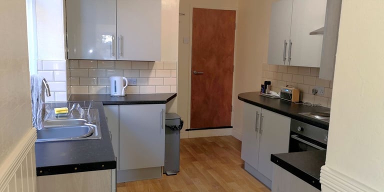DSS only shared house - 2 mins to shops, quiet house & neighbourhood
