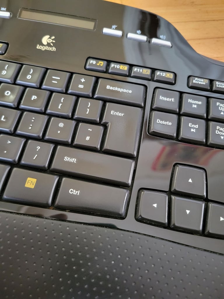 Logitech MK700 Wireless Full Size Keyboard + Wrist Rest