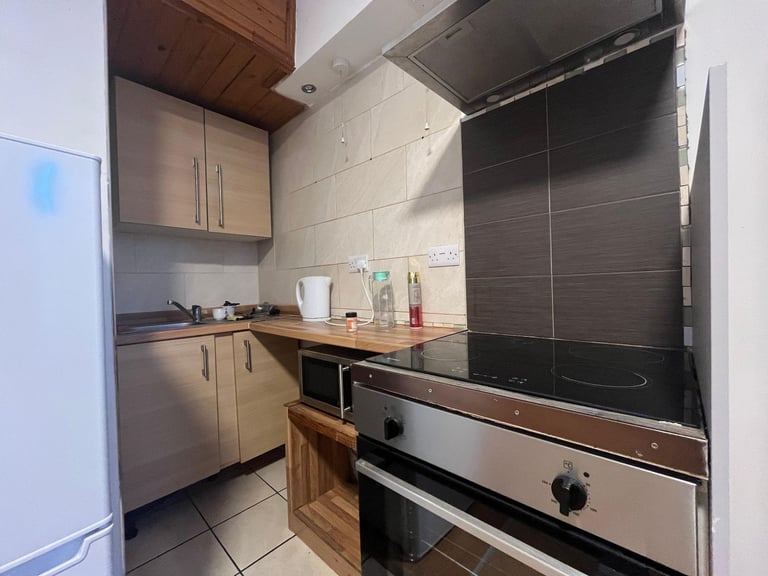 Self Contained studio flat in West Hendon