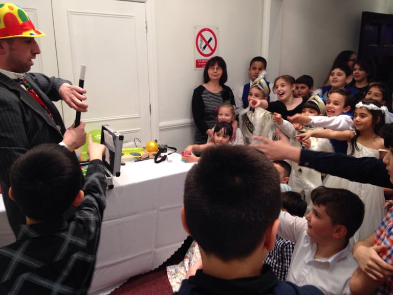Children's Magician / Kids Entertainer /Balloon modelling / Games / Birthday Party / Face Painting