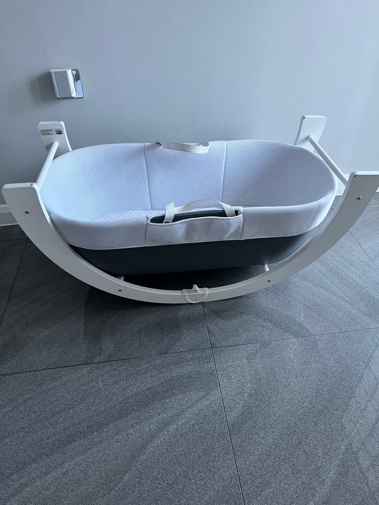 Shnuggle Dreami White Grey Moses basket & Curve Rocking Stand, Mattress & 2 Sheets