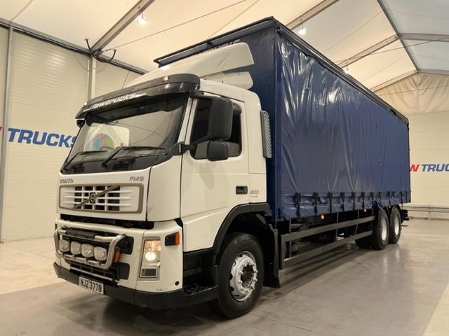 Volvo FM 300 6x2 10 Tyre Curtainsider Manual