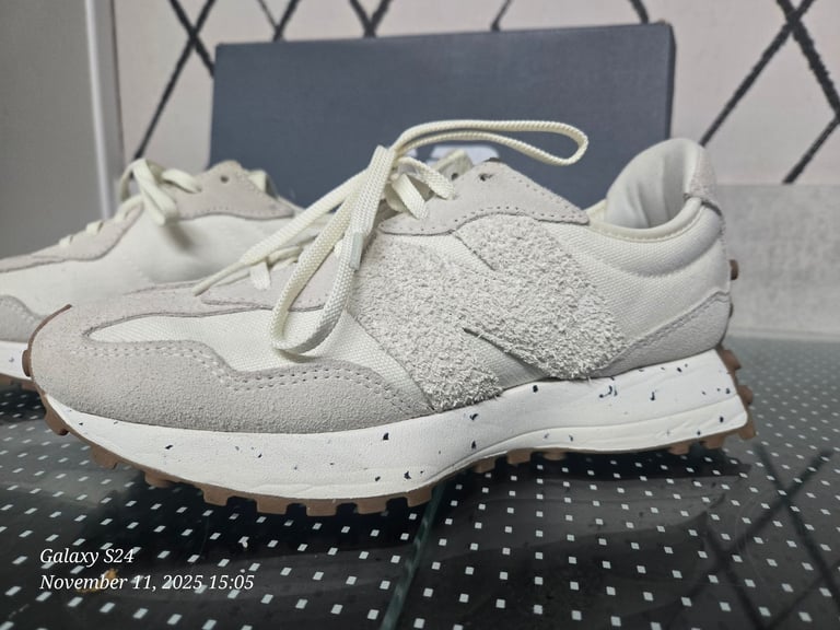 image for New Balance 327 Trainers 