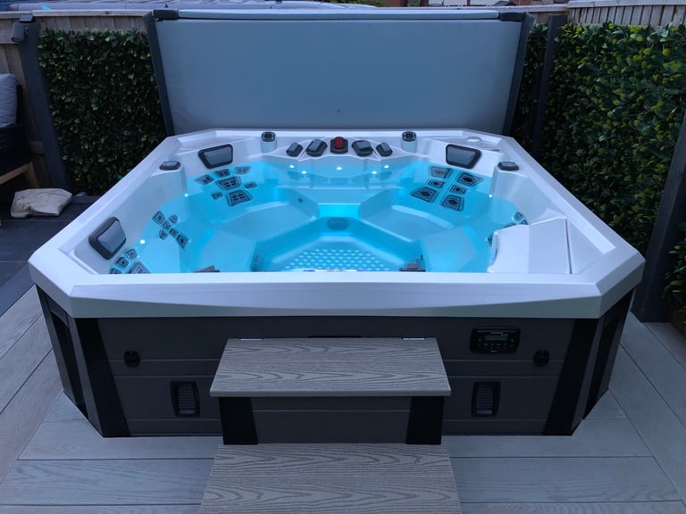 image for Marquis Vector V84L hot tub