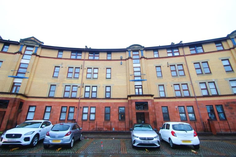 two bed groundfloor flat with private garden/patio and reserved parking