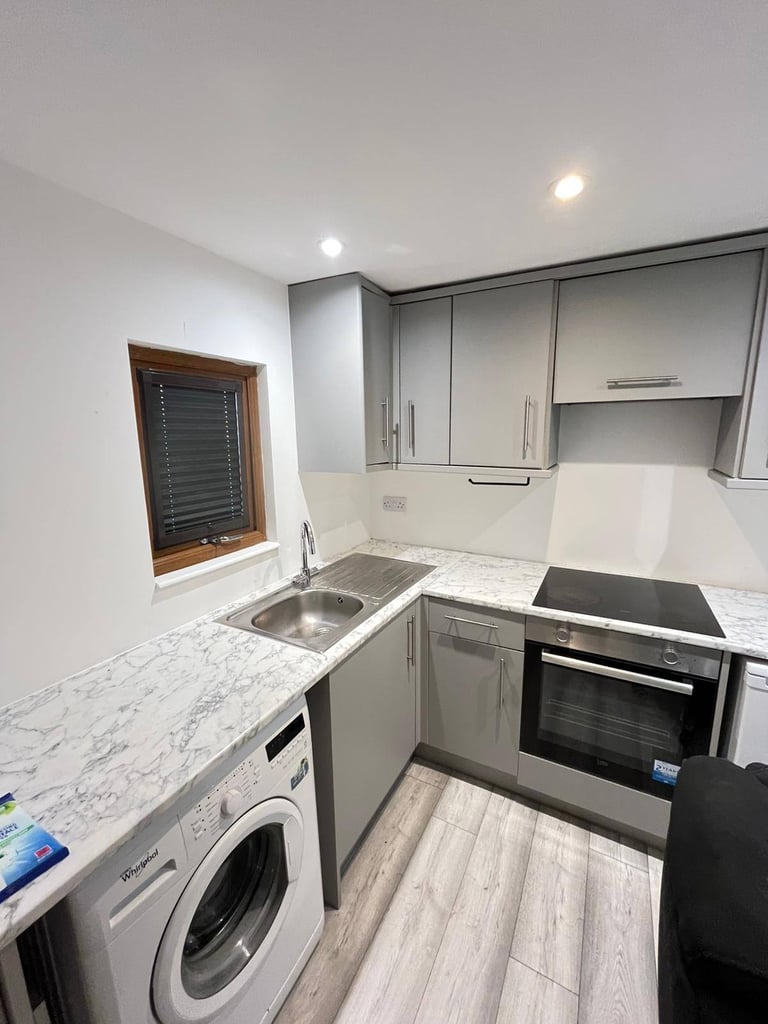 One Bed FURNISHED GILLINGHAM KENT NO DEPOSIT Me8 Near Medway Maritime Hospital | COMPANY LET ALLOWED