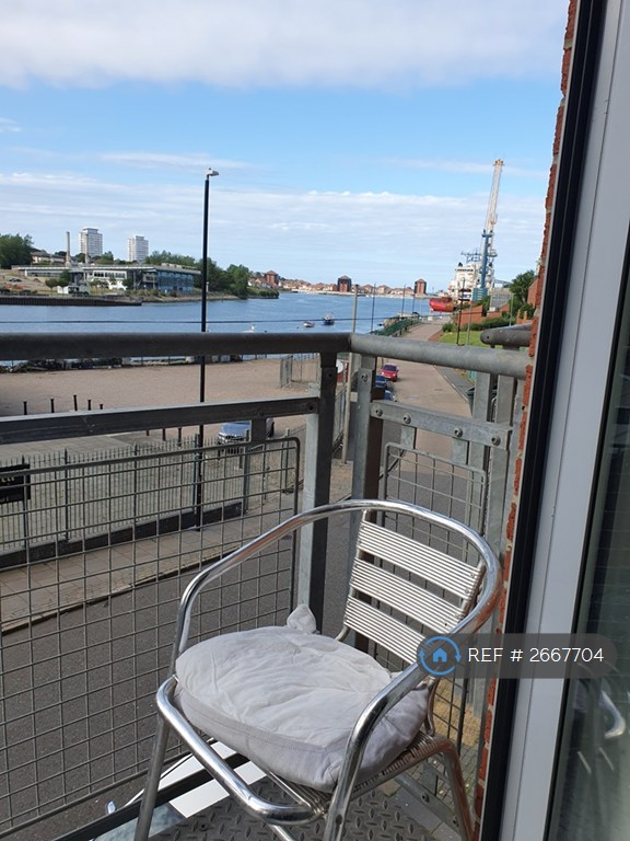 2 bedroom flat in Low Street, Sunderland, SR1 (2 bed) (#2667704)