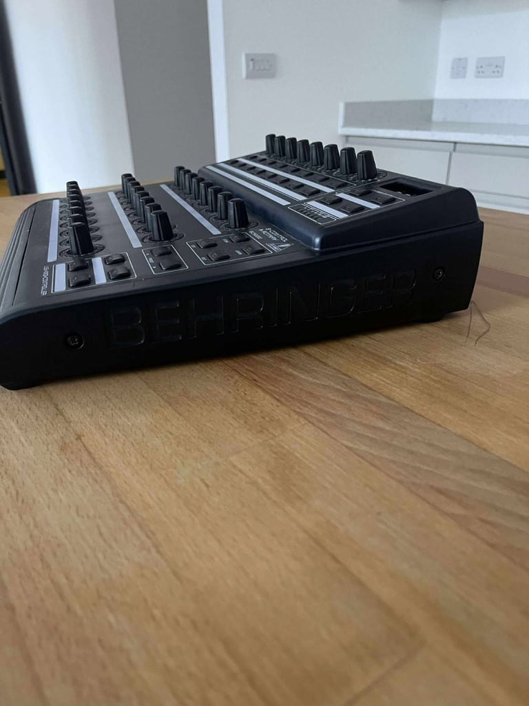 Behringer BCR2000 – USB/MIDI Rotary Controller
