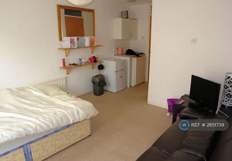 1 bedroom flat in Wycliffe End, Aylesbury, HP19 (1 bed) (#2651739)